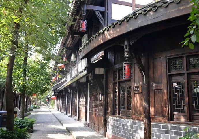 男子上8天班辞职要公司赔偿100万算敲诈吗？